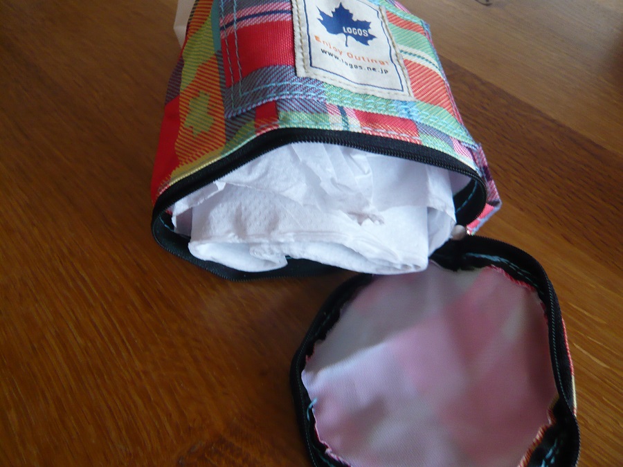 下からファスナーを開いたところ