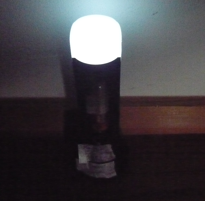 スーパー劣化電池で40時間以上点灯し続ける懐中電灯