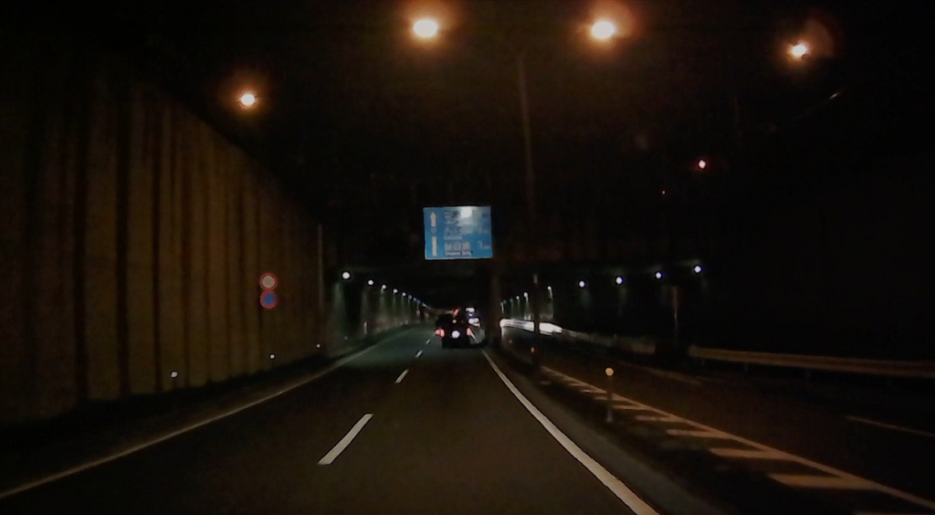 新大宮バイパス。最初は掘割で半地下を進みます。