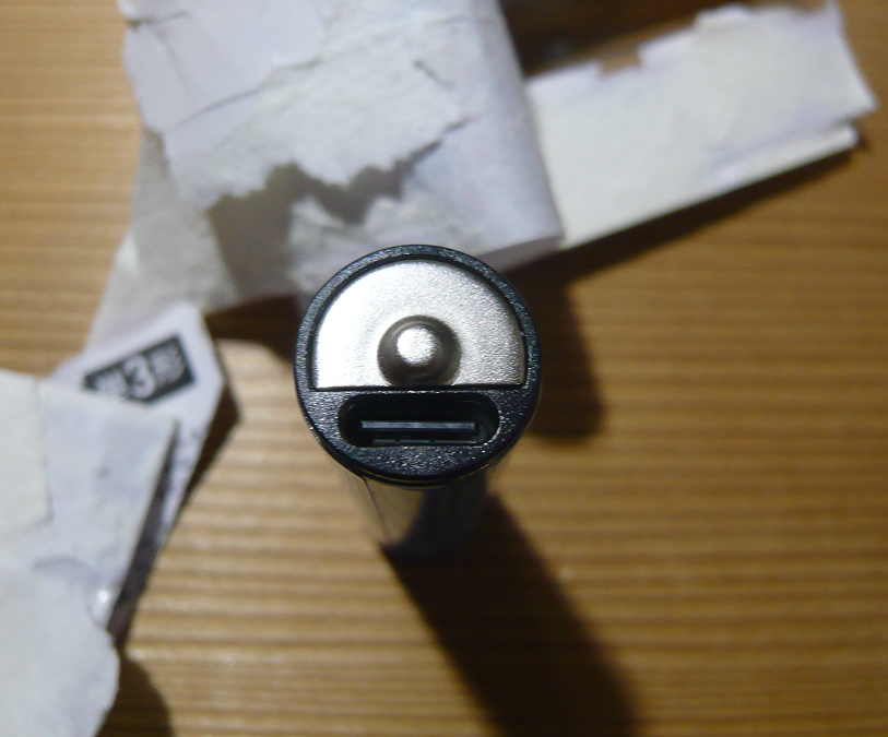 ダイソーのリチウムイオン乾電池のUSB Type-C充電ポートとバラバラになったパッケージ