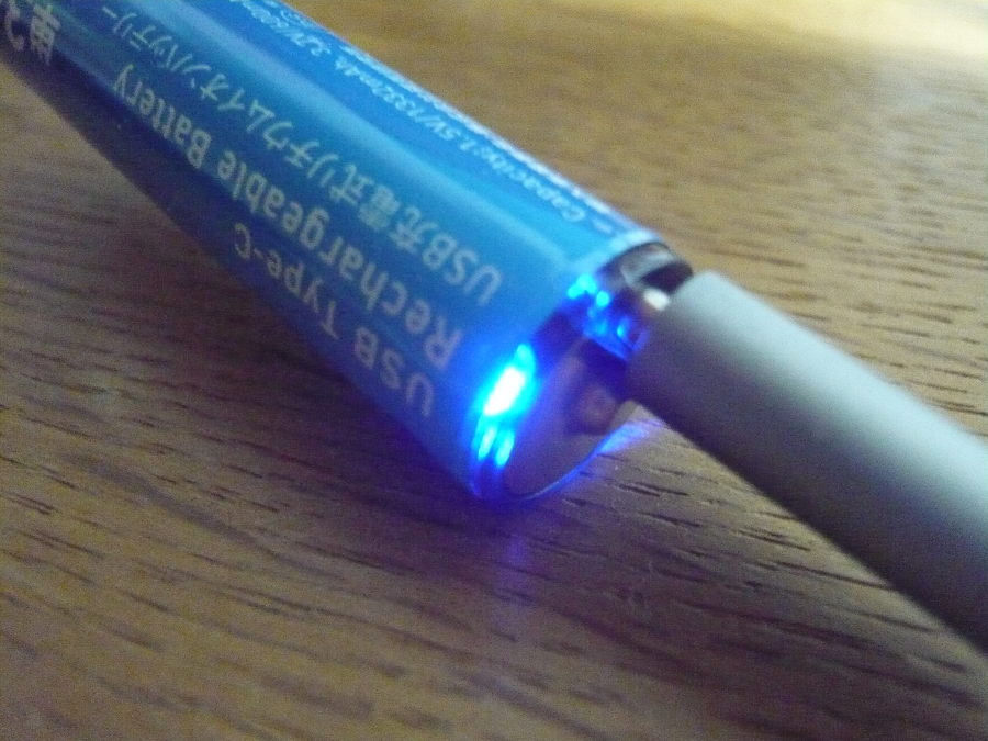 ダイソー USB充電式リチウムイオンバッテリーの充電の様子