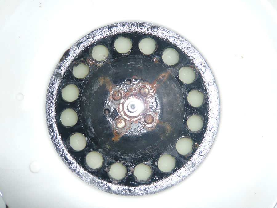 パルセーター下のモーター接続部。4本のボルトが該当の増し締めしたボルト