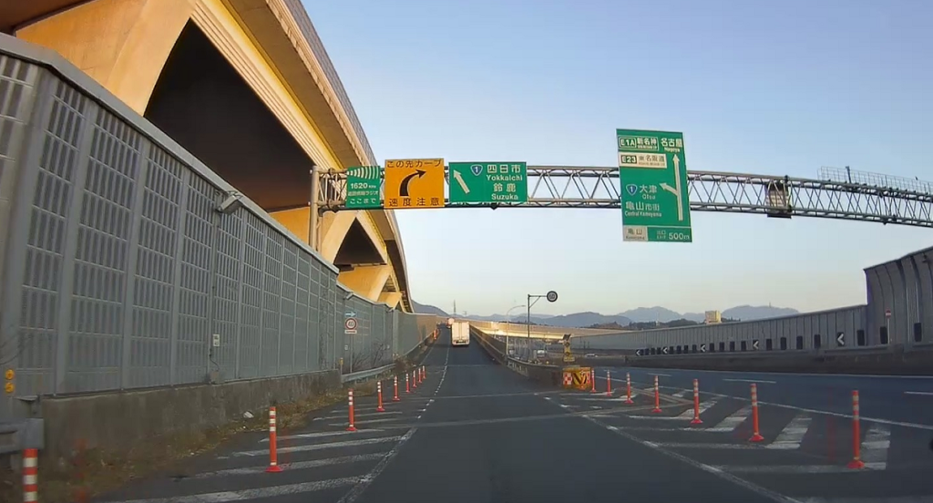 亀山JCTで国道25号線におります
